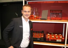 Martijn van den Berg showing the Honey Tomatoes and Joyn tomatoes with Looye Kwekers